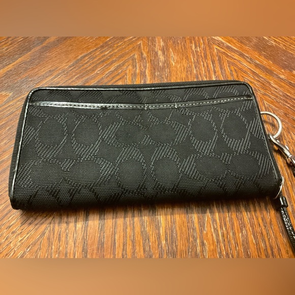 Attractive Classic Coach Silver Hoop & Hardware Zipper Wristlet Wallet! - Picture 8 of 16